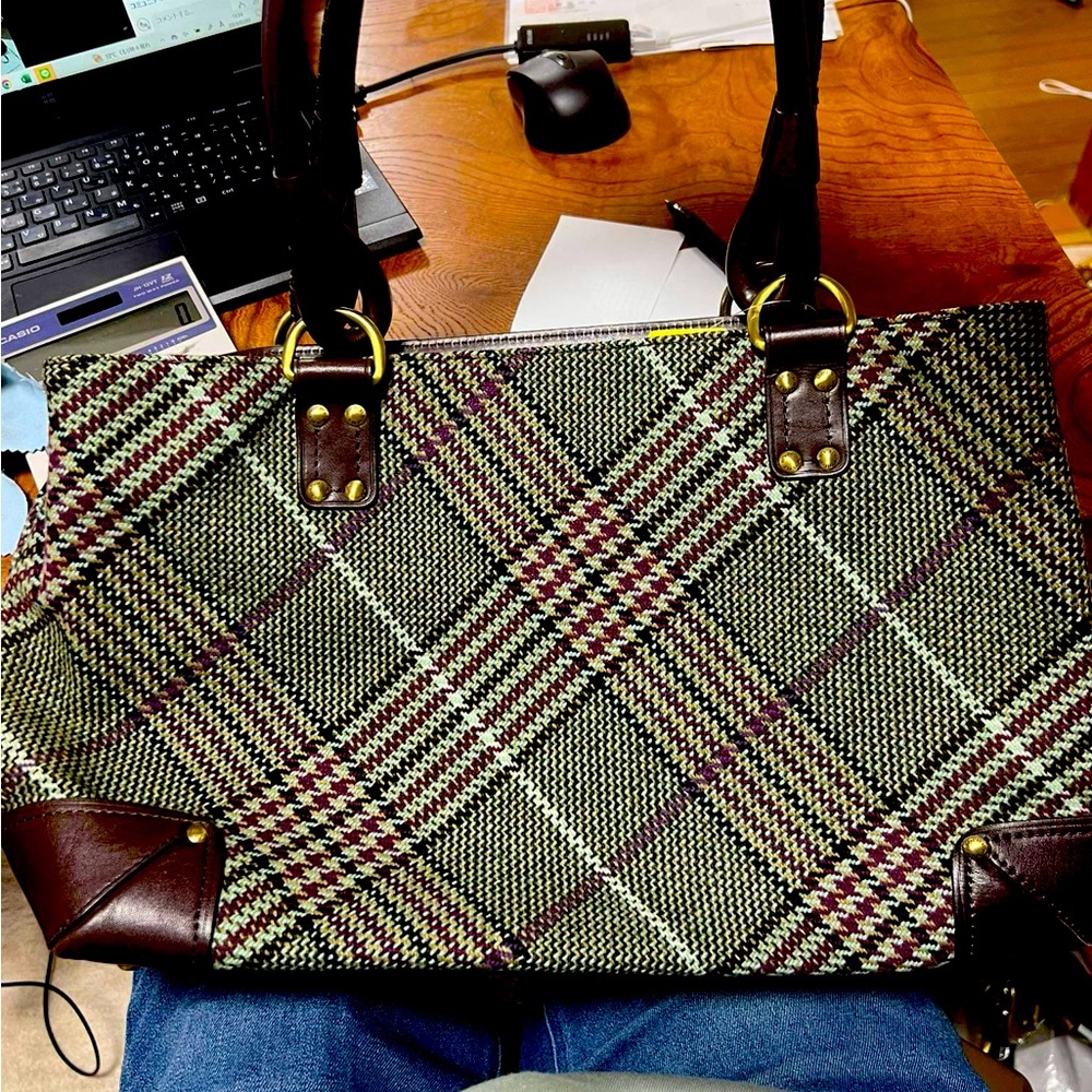 Burberry  wool and leather bag ,in a very good condition,authentic